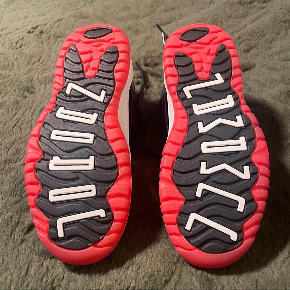 Nike Kids Black and Red Low-Top Sneakers - Picture 5 of 8